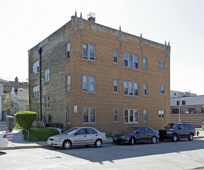 1242 W Highland Ave in Milwaukee, WI - Building Photo - Building Photo