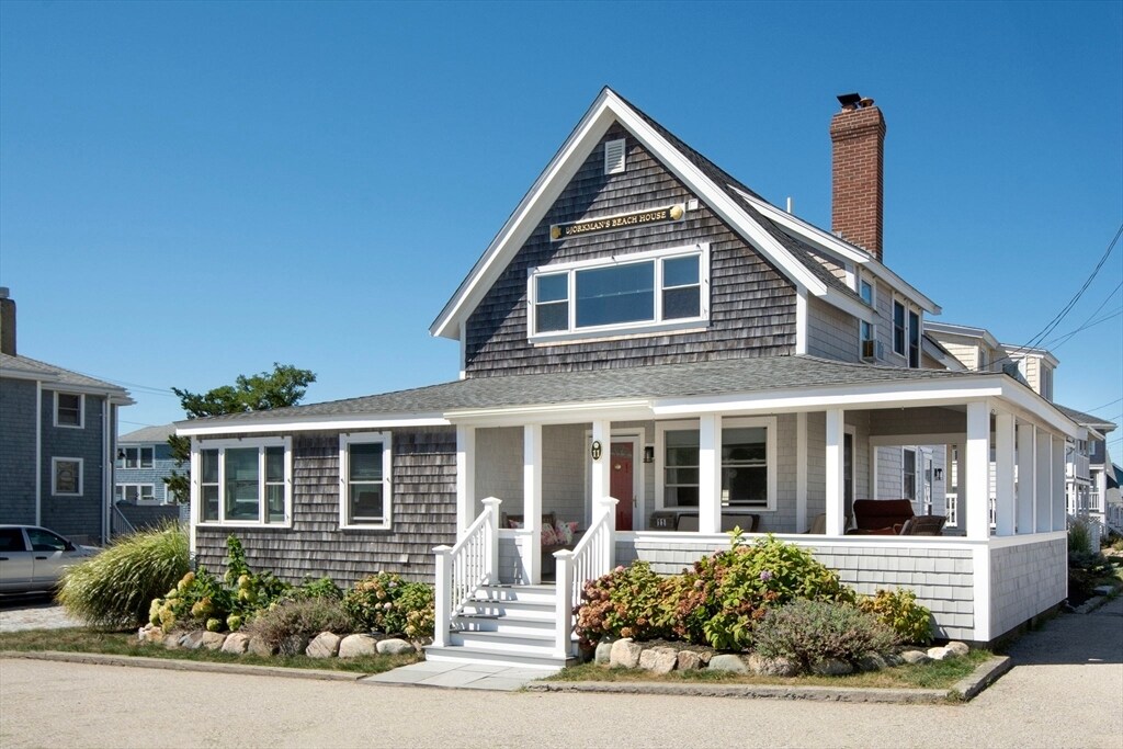 11 Town Way in Hull, MA - Building Photo