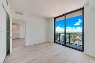 55 SW 9th St, Unit 3507 in Miami, FL - Foto de edificio - Building Photo