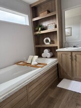 15945 S Flores Rd in San Antonio, TX - Foto de edificio - Building Photo