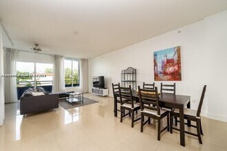 3250 Grand Ave in Miami, FL - Building Photo - Building Photo