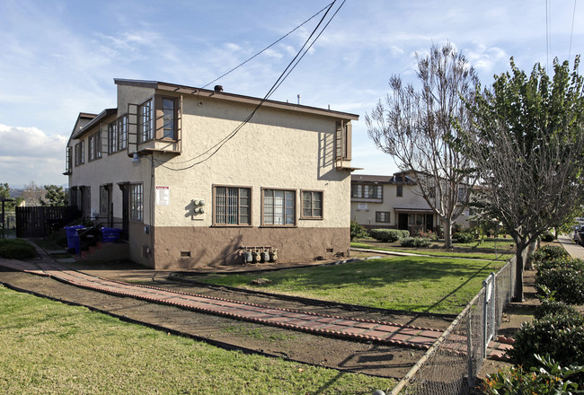 2103-2121 Burroughs St in San Diego, CA - Building Photo - Building Photo