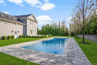 16 Hilltop Dr in Port Chester, NY - Building Photo - Building Photo