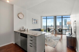 38 Grenville St in Toronto, ON - Building Photo - Building Photo