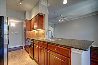 7701 Rialto Blvd in Austin, TX - Foto de edificio - Building Photo