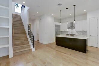 2711 S 5th St, Unit B in Austin, TX - Foto de edificio - Building Photo