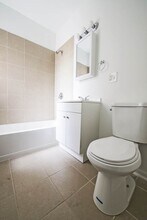 7752 S Cornell Ave Chicago, IL 60649 in Chicago, IL - Foto de edificio - Building Photo