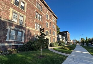 100-130 Elm Street in West Springfield, MA - Foto de edificio - Building Photo