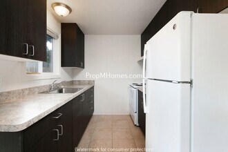 15535 NE Glisan St in Portland, OR - Building Photo - Building Photo