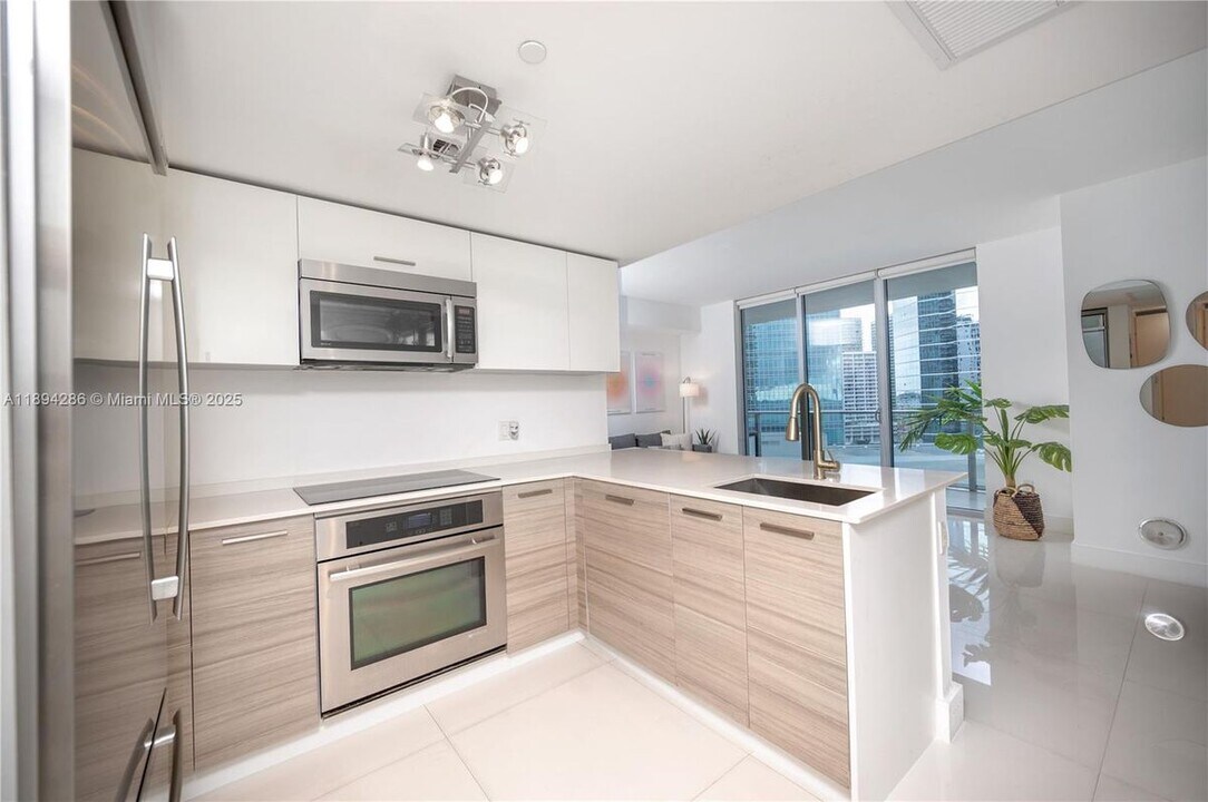 1300 Brickell Bay Dr in Miami, FL - Building Photo