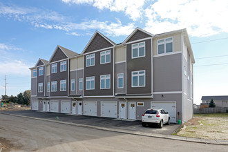 Stadium Courtyard in Mankato, MN - Building Photo - Building Photo