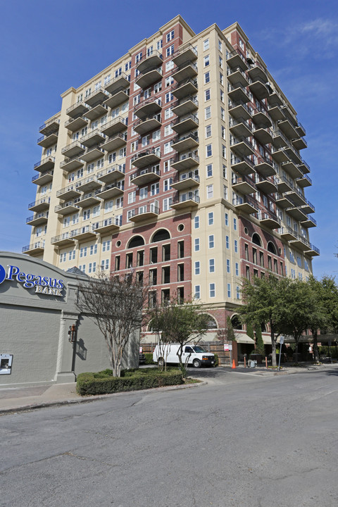 Travis At Knox in Dallas, TX - Foto de edificio