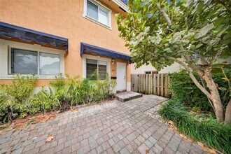 2814 SW 27th St in Miami, FL - Foto de edificio - Building Photo