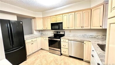 72 Florence Way in Farmington, CT - Building Photo - Building Photo