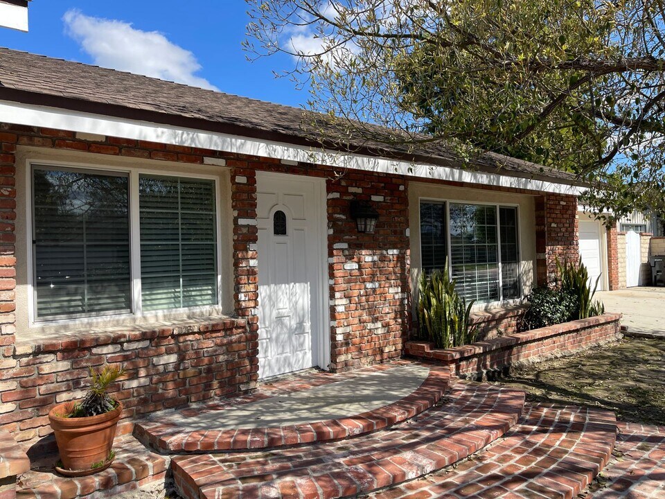 17055 Rayen St in Los Angeles, CA - Building Photo