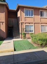 495 Cherry Ln in Manteca, CA - Building Photo