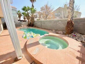 8125 Redskin Cir in Las Vegas, NV - Foto de edificio - Building Photo