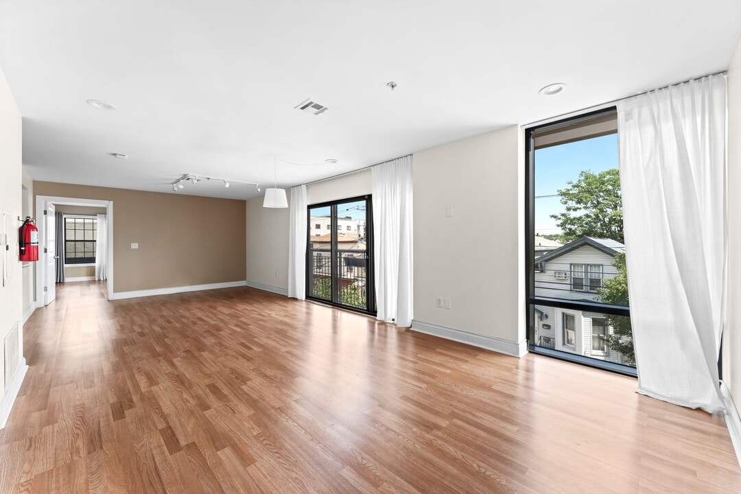 125 70th St, Unit 3H in Guttenberg, NJ - Building Photo