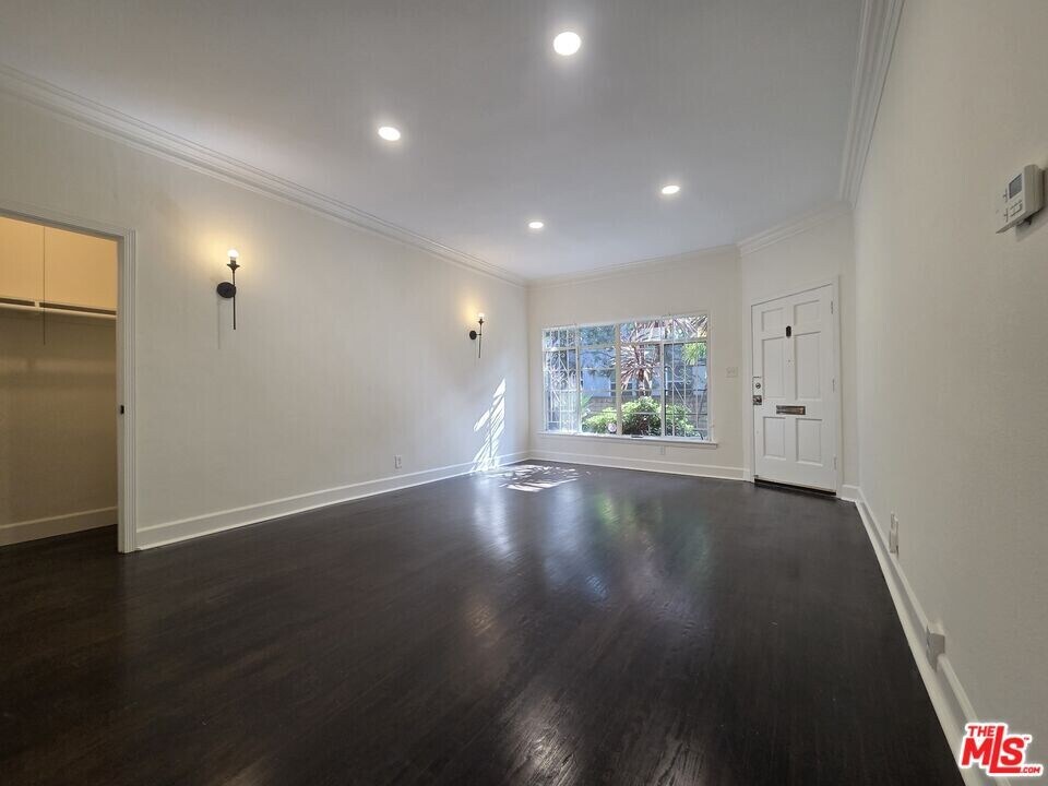 107 N Sweetzer Ave in Los Angeles, CA - Building Photo