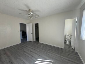2209 E Westport Dr in Anaheim, CA - Foto de edificio - Building Photo