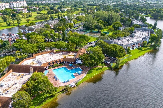 3680 Inverrary Dr in Lauderhill, FL - Building Photo - Building Photo