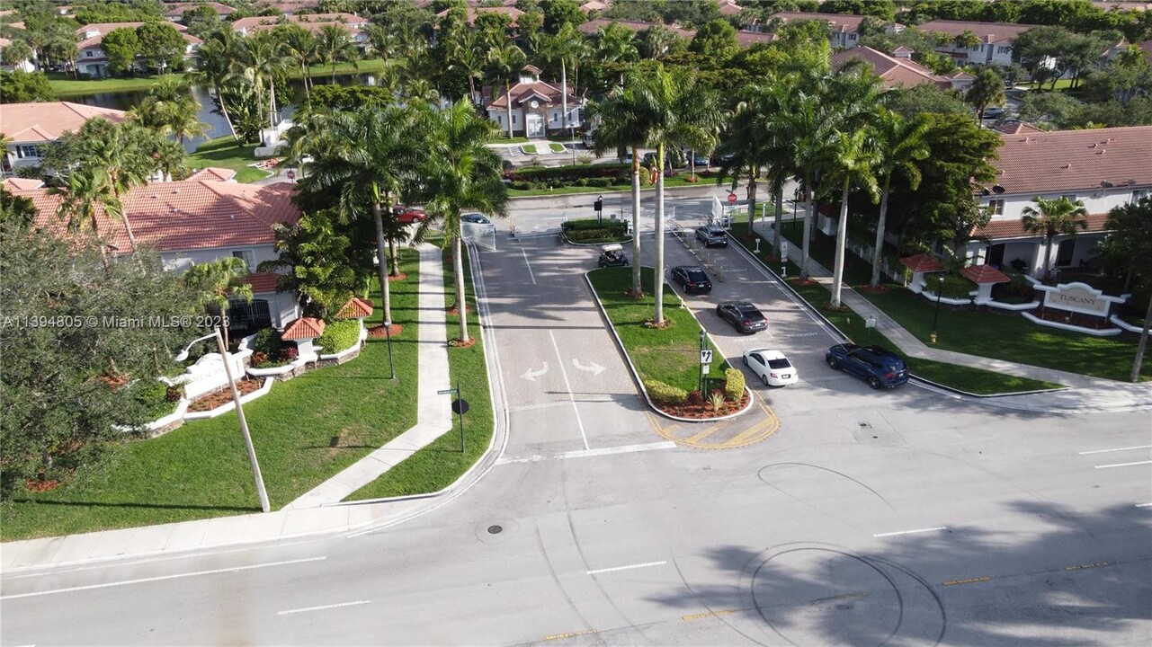 2764 SW 83rd Ave in Miramar, FL - Foto de edificio