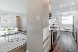 Marine Square East in Oakville, ON - Foto de edificio - Interior Photo