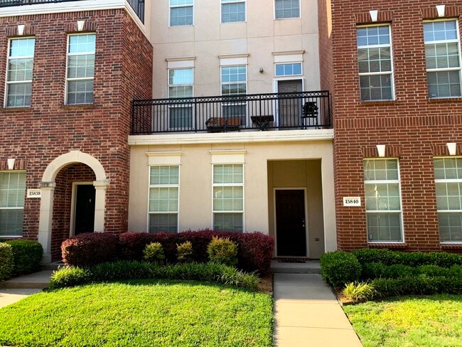 15840 Breedlove Pl in Addison, TX - Foto de edificio - Building Photo