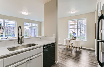 1724 SW San Mateo Ter in Beaverton, OR - Foto de edificio - Building Photo