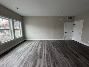 243 Echo Lake Rd, Unit B-1 in Watertown, CT - Foto de edificio - Building Photo