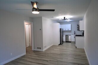 4235 Cole Ave in Dallas, TX - Foto de edificio - Building Photo