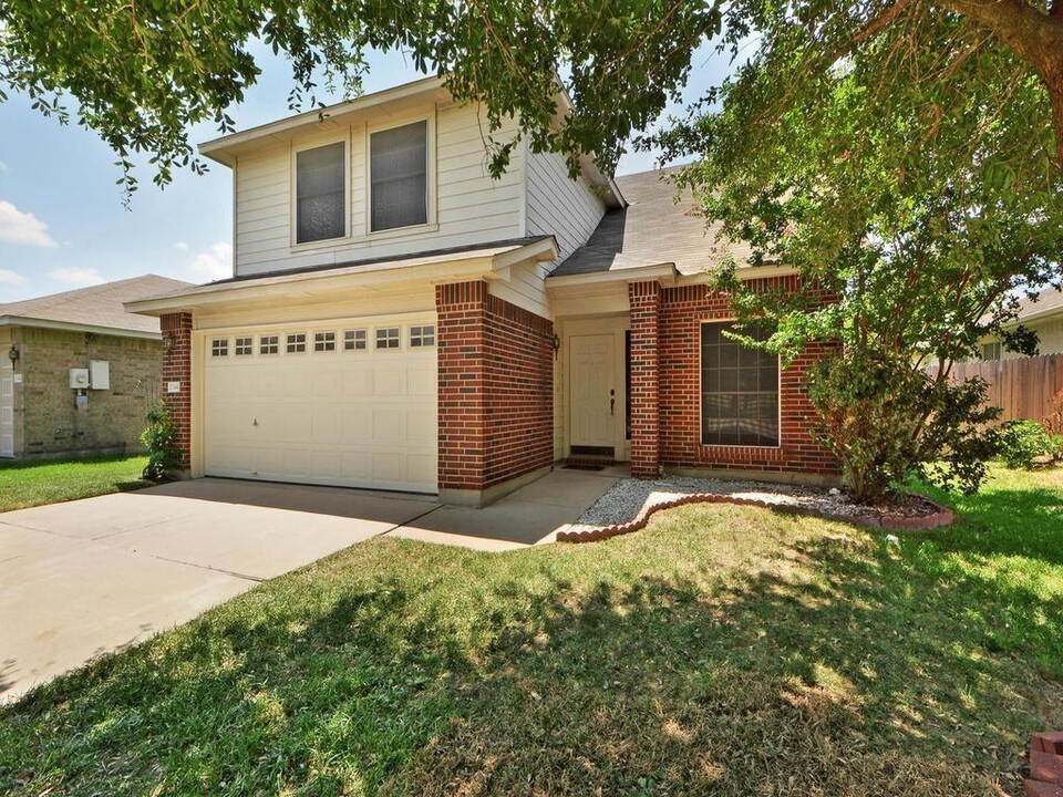 15344 Sarah's Creek Dr in Pflugerville, TX - Foto de edificio