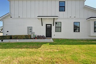 175 Waterside Rd in Buda, TX - Foto de edificio - Building Photo