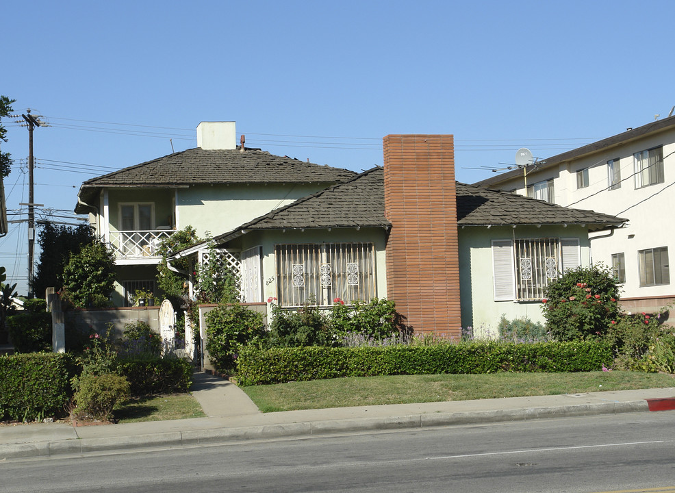 825 N Garfield Ave in Alhambra, CA - Foto de edificio