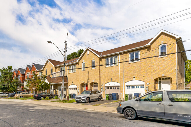 4265 Lawrence Av E in Toronto, ON - Building Photo - Building Photo