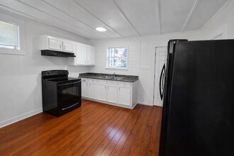 320 W College St in Nacogdoches, TX - Foto de edificio - Building Photo