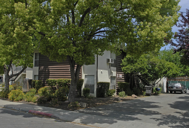 2230 Hillsborough Ct in Concord, CA - Foto de edificio - Building Photo