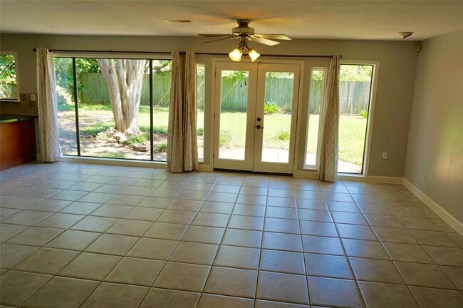 9538 Meadowglen Ln in Houston, TX - Building Photo - Building Photo