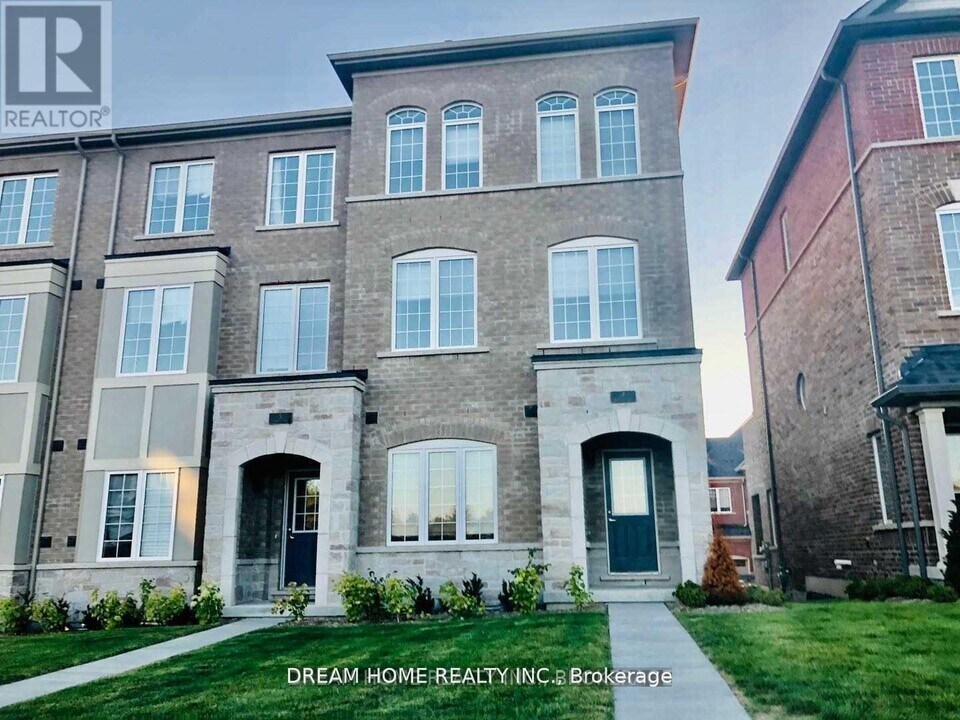 7 Heswall Ln in Newmarket, ON - Building Photo