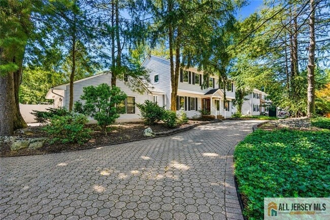 property at 16 Phyllis Pl