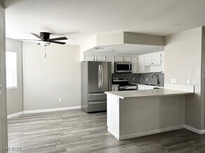 8410 Eldora Ave in Las Vegas, NV - Building Photo - Building Photo