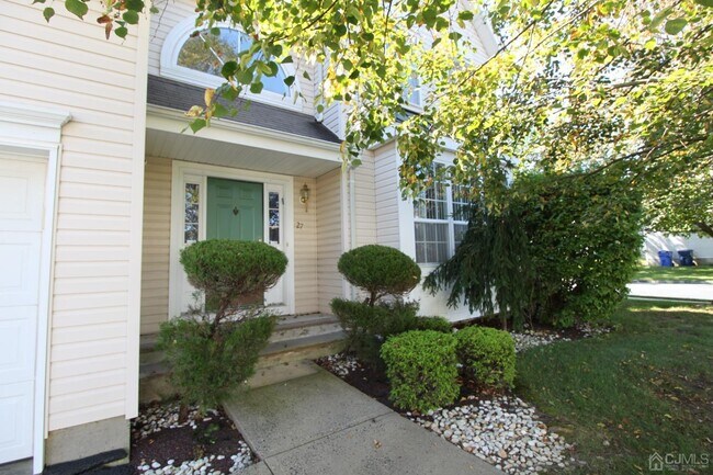 27 Pin Oak Dr in North Brunswick, NJ - Building Photo - Building Photo