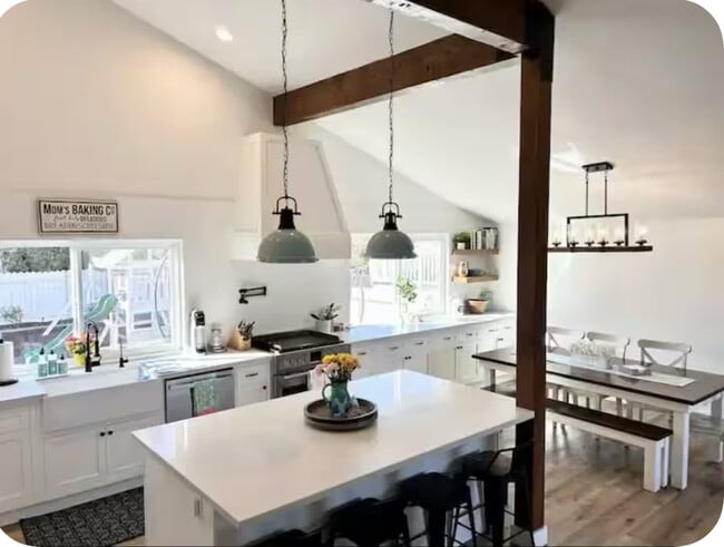 property at 1528 Avenida De Los Lirios