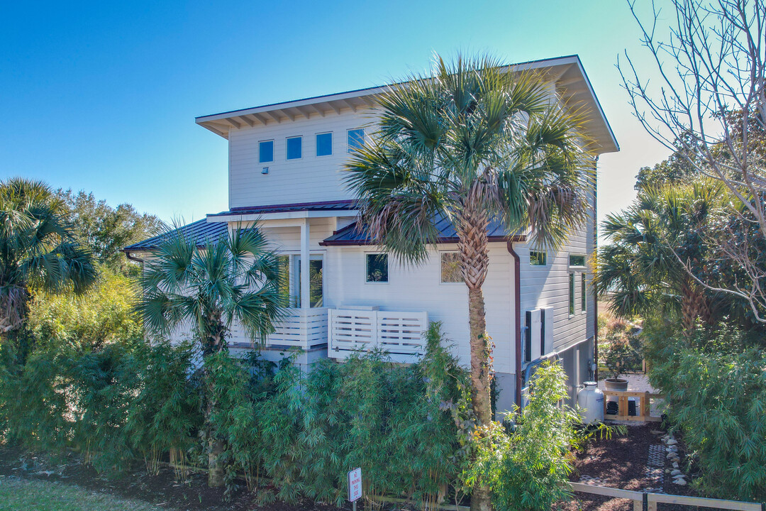 1121 Middle St in Sullivans Island, SC - Building Photo