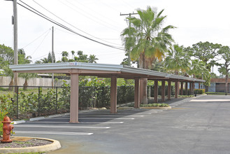 One Park Place in Lake Park, FL - Foto de edificio - Building Photo