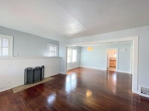 405 Crescent Blvd in Hutchinson, KS - Building Photo - Building Photo