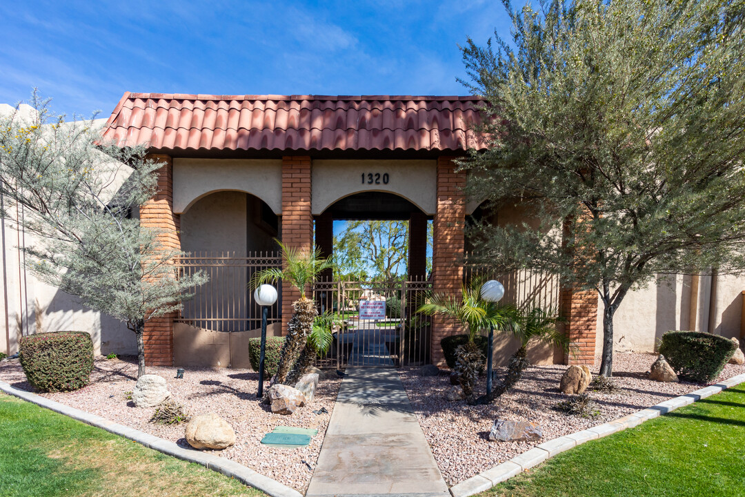 1320 E Bethany Home Rd in Phoenix, AZ - Building Photo