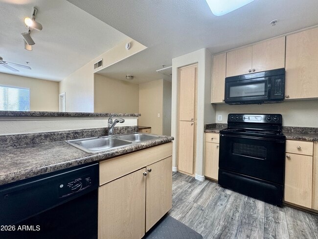 18416 N Cave Creek Rd in Phoenix, AZ - Foto de edificio - Building Photo