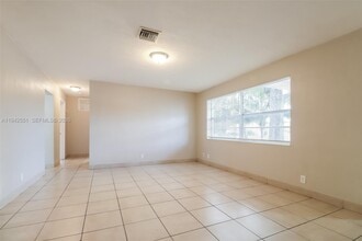 4180 NW 34th Way in Lauderdale Lakes, FL - Building Photo - Building Photo