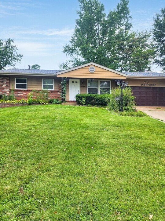 10555 Langford Dr in St. Louis, MO - Building Photo